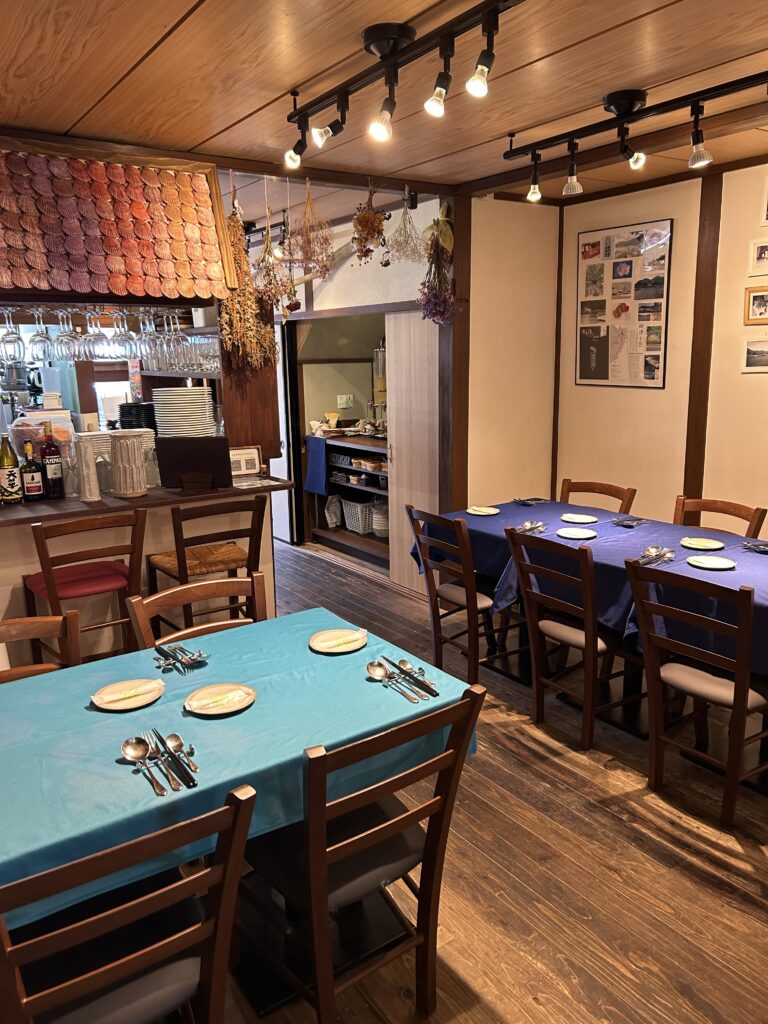 木の天井と青いテーブルクロスがあるシンフォニーの店内